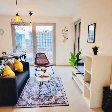 Cozy With Parking And Outdoor Space דירה *