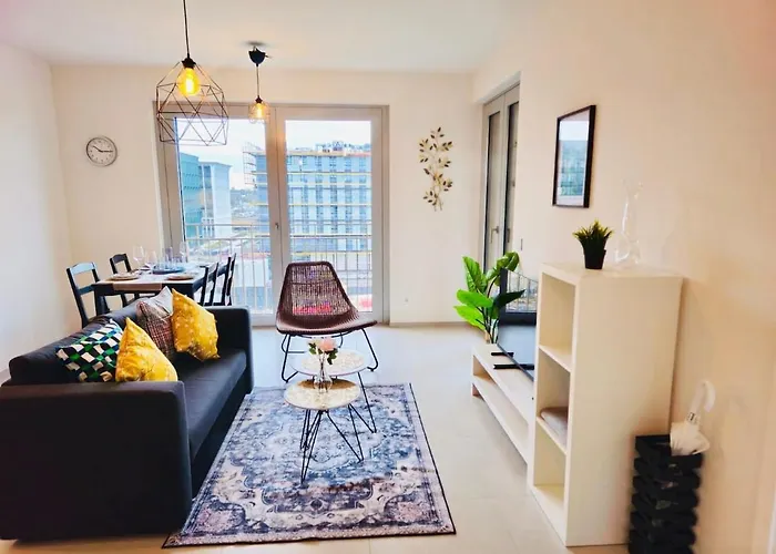 Cozy With Parking And Outdoor Space 아파트 *